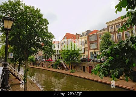 `oudegracht` Kanal in Utrecht, mit typisch holländischen Häusern, mit Kellern, die auf einem alten Kai ausfahren. Stockfoto